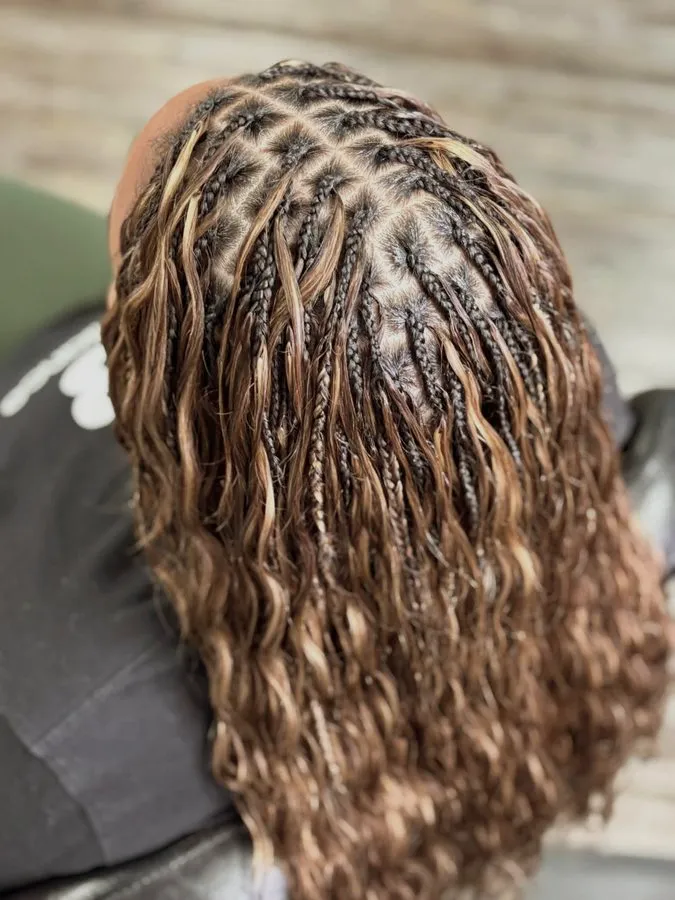 Wavy microlocks with highlights